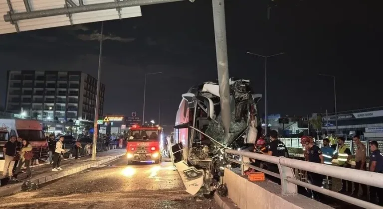 ADANA'DA OTOBÜS KAZASI ! 11 YARALI