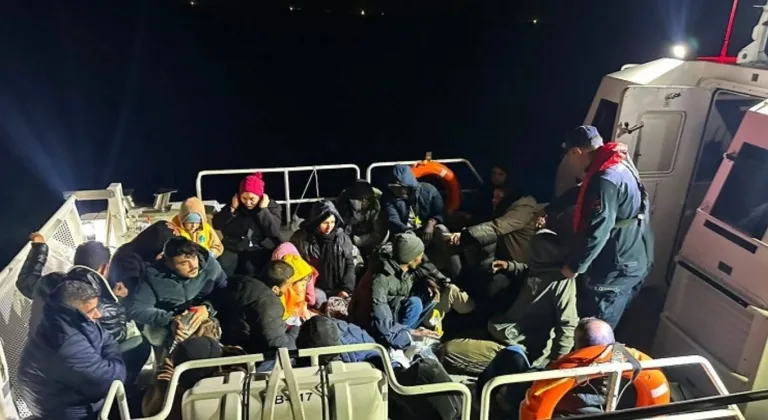 FOÇA'DA 23 DÜZENSİZ GÖÇMEN KURTARILDI