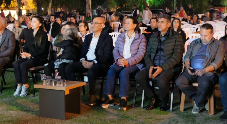 FOÇA'DA AÇIKHAVA SİNEMA KEYFİ YAŞANDI