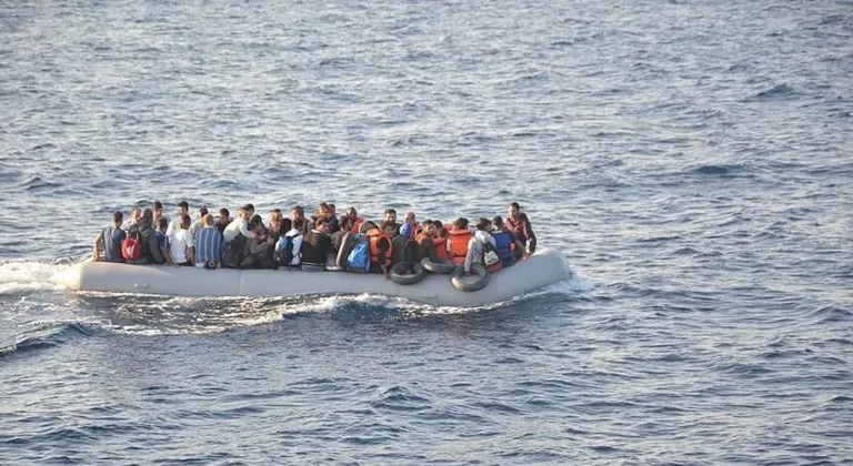 FOÇA'DA CAN PAZARI 43 GÖÇMEN KURTARILDI 1 ÖLÜ