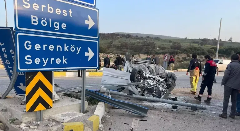 FOÇA'DA TRAFİK KAZASI 2 YARALI